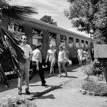 854126 Afbeelding van treinreizigers op het perron van een station aan de Franse Rivièra na aankomst met de Zonexpres ...